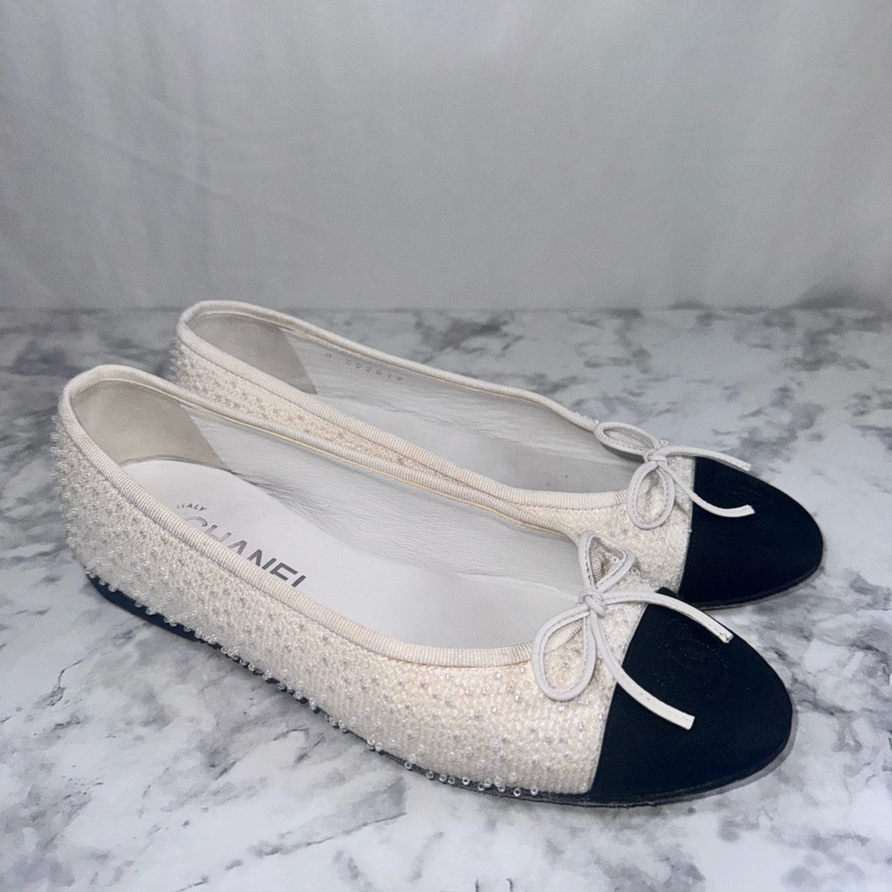 Authentic Chanel ballet flats. Original receipt, dust bags, Chanel box, and bag. - Picture 2 of 9